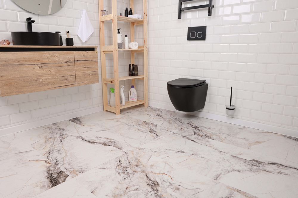 Интерьер ванной комнаты с мраморным полом, раковиной, зеркалом и полками.