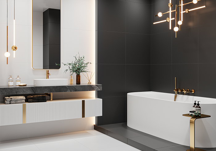 Ванная комната с белой раковиной и ванной. Современная ванная комната с белой раковиной, зеркалом, ванной и золотыми элементами.