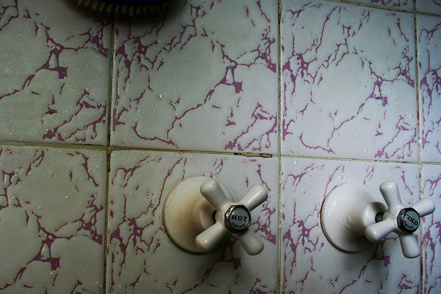 Можно ли покрасить кафельную плитку в ванной и как это сделать | ремонты-бмв.рф